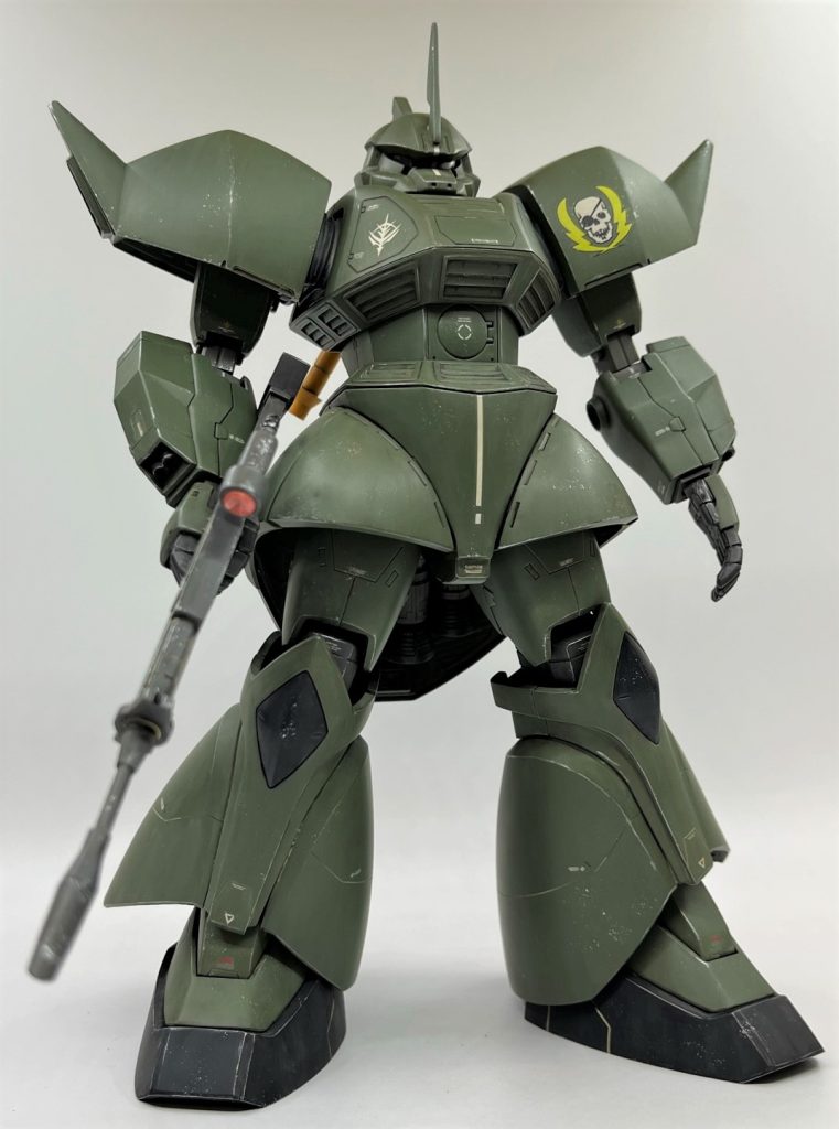 ヴィッシュ・ドナヒューですが、私は初出のゲーム作品(後述)、ギレンの野望、最近ではバトオペでも専用機を目にしているので1年戦争義務教育レベル知識な印象を持っていますが、世の中的にはマイナーキャラに入るんですかね？ジオン軍人の鏡のような武人キャラとして、中々良い味出してると思います。隻眼は確かにキャッチーでカッコいいのですが、パイロット適性としては致命的な身体条件では？とは思います(苦笑)百戦錬磨の経験値によって不利な視覚をカバーしているんでしょう！