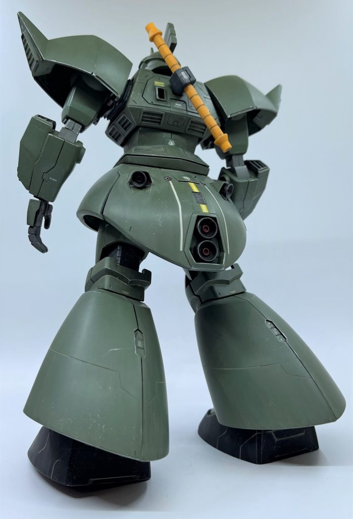 頭部に加え、股間とお尻に特徴的なラインマーキングが入っています。これらも適当な水転写デカールを切って貼りました。お尻ですが、本当はノーマル仕様が良かったのですが、今回入手したのが部品落ちの中古キットだったのでこちらしか手に入らず、マーキングもアレンジして貼っています。設定上は陸戦型であるG型という事ですが、そもそもG型の設定仕様が曖昧な上、MG1.0ゲルググの説明書に「現場単位で部品換装しまくっていた」という設定があるので、まあ良いだろうと溜飲を下げました。そんなに都合よく単品で安価で入手できないですからね。