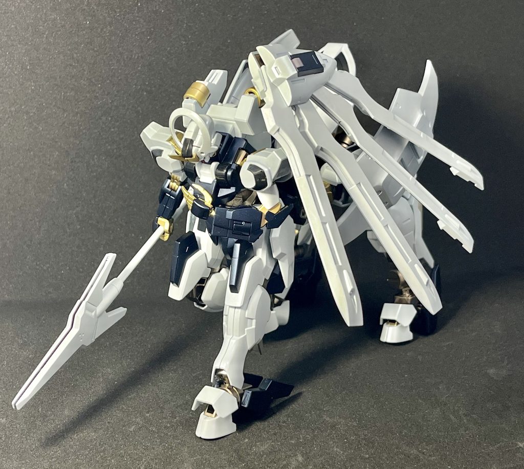 演武の最後は敬礼で締め。今回、元々蹄の形状から4脚化することは決めていましたがその為のインプットとしてバルバタウロスを以前組んでいたのがかなり効いています。お陰様でかなり馬らしいガタイのいい機体に仕上げられたかなと思います。(シュバルゼッテは蹄が2つなのでどちらかと言うと牛寄りなんですけどね)