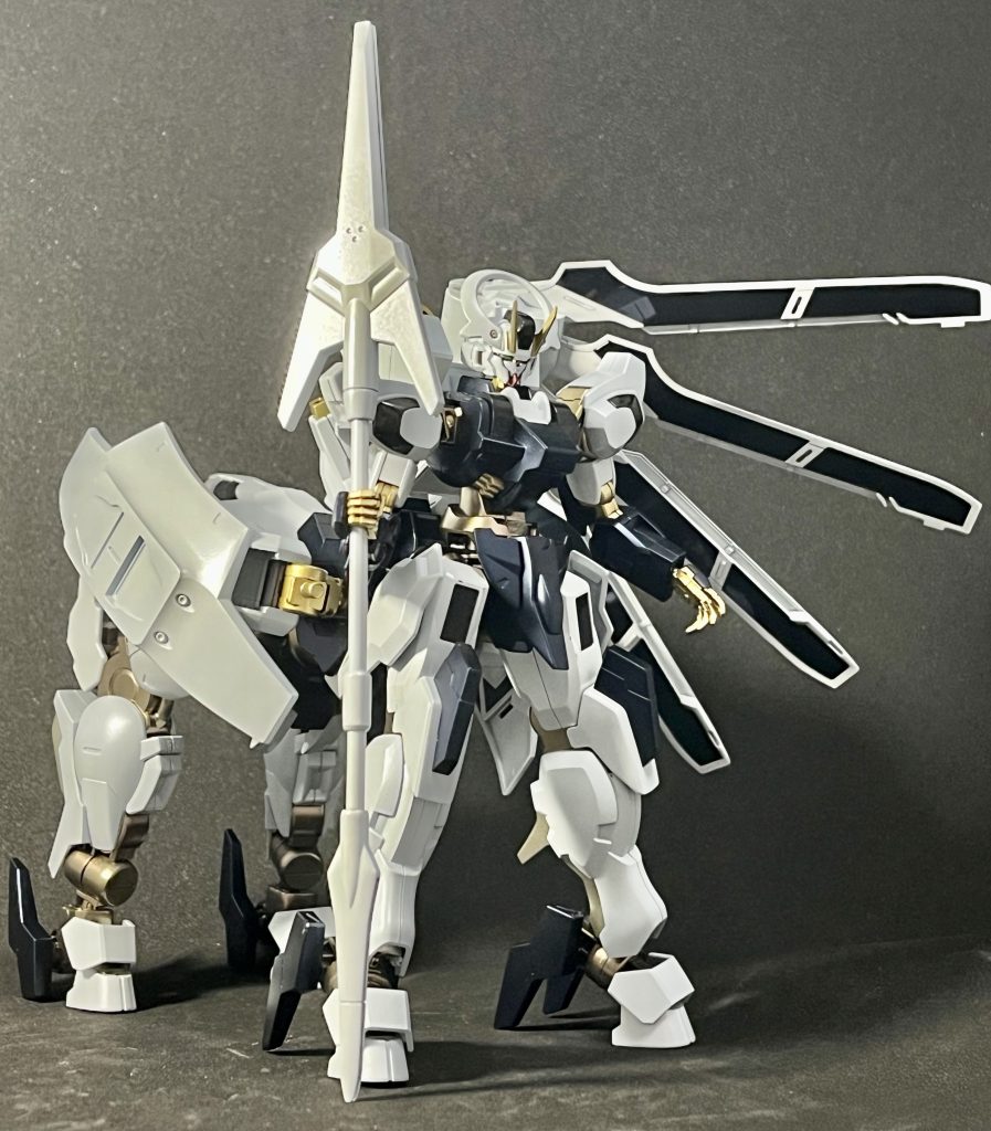 右正面から配色のイメージは白：企業の潔白性紺：重工企業としてのイメージカラー金：グエル本人より獅子要素の追加希望によりといった感じですね