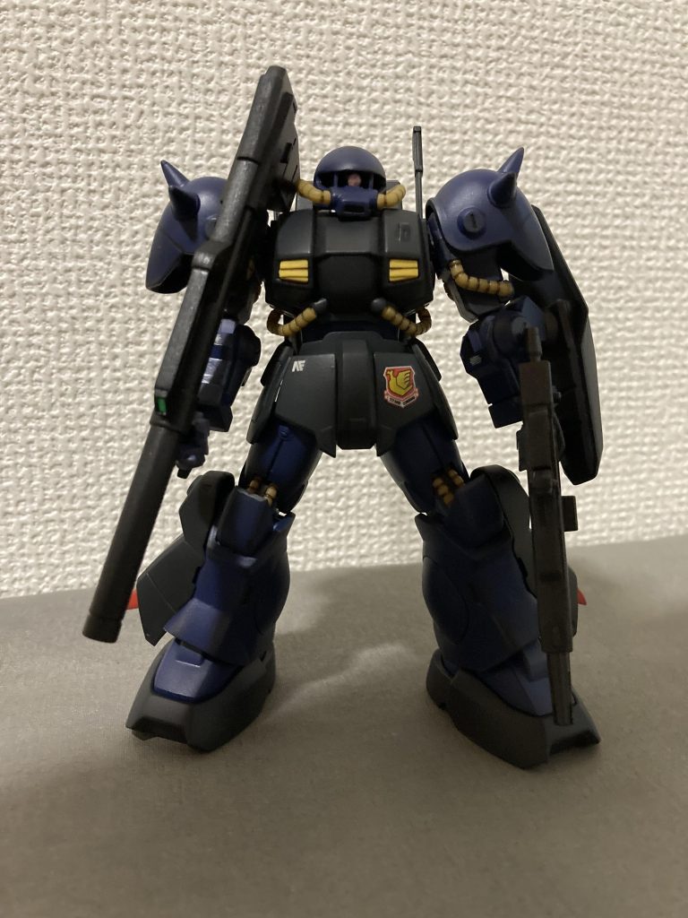 友人から分けてもらった余剰パーツてダブルスパイクアーマー仕様に。モノアイスリットはプラ板を挟んでワル目にしてます。