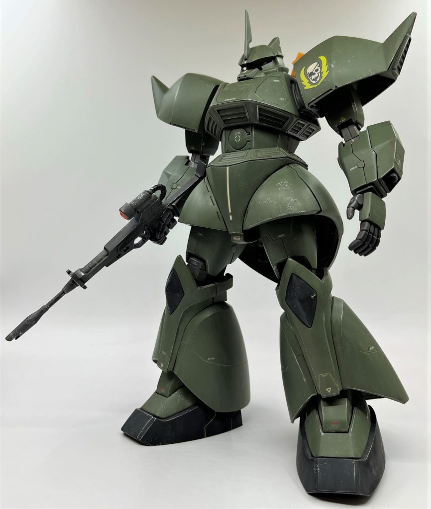 緑のカラーですが、クレオスのMSディープグリーンのスプレーを選択しました。量産型ザクの濃い方の緑にピッタリの色ですね。イメージしたVDゲルググにかなり近い色になってくれて満足です。元のキットがグレーと緑に分かれているので、サフを吹かないと透けて色味が変わってしまうかと懸念しましたが、試し吹きしたら全く目立たないレベルで隠ぺいしてくれたので直吹きしました。ちなみにスリッパと膝はつや消し黒、合わせ目を消した膝関節はグレー系の色で塗装しています。シールドの縁と裏側は、先日作ったドムで余ったミディアムシーグレイで塗りました。推進機のノズル等、細部は筆塗りで仕上げています。