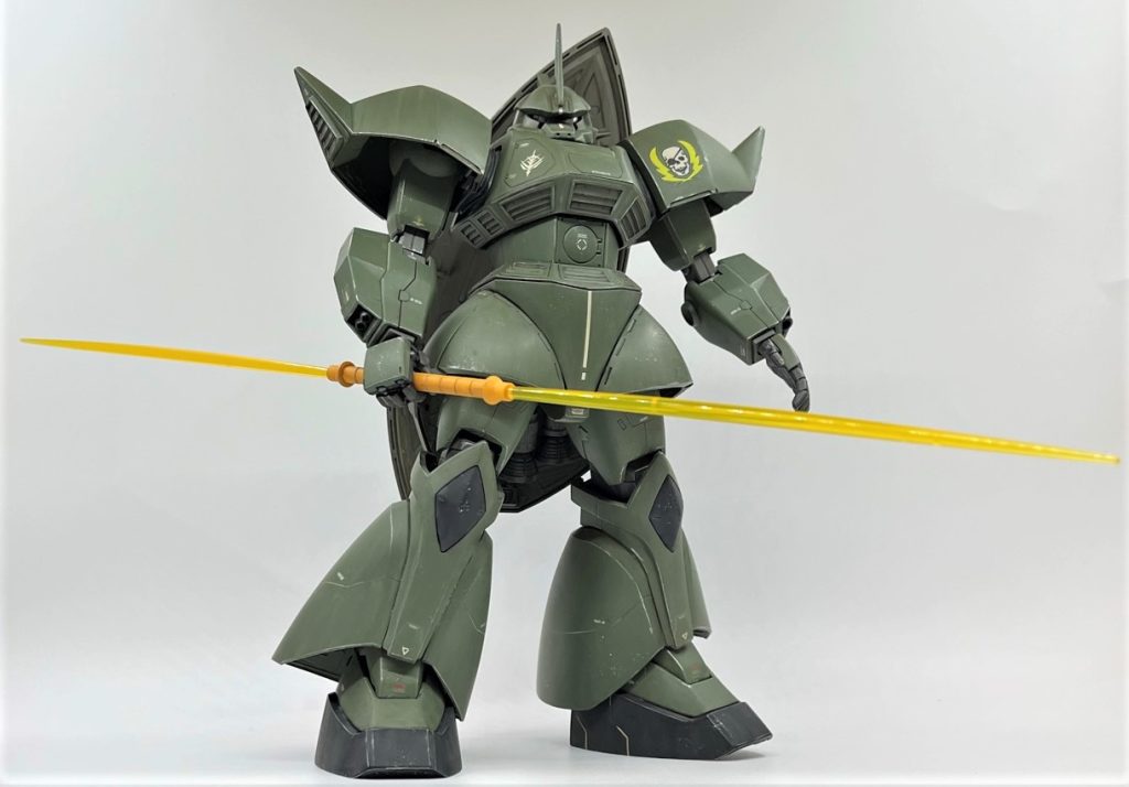 あとはMGゲルググ1.0の持病である関節ユルユルグネグネ病を解消するため、各関節に色々塗って摩擦力を上げました。手首はビルダーズパーツに置き換えました。シールド持ち手もビルダーズパーツを小加工して対応しました(調達した中古キットに左手首が入っていなかったので)。