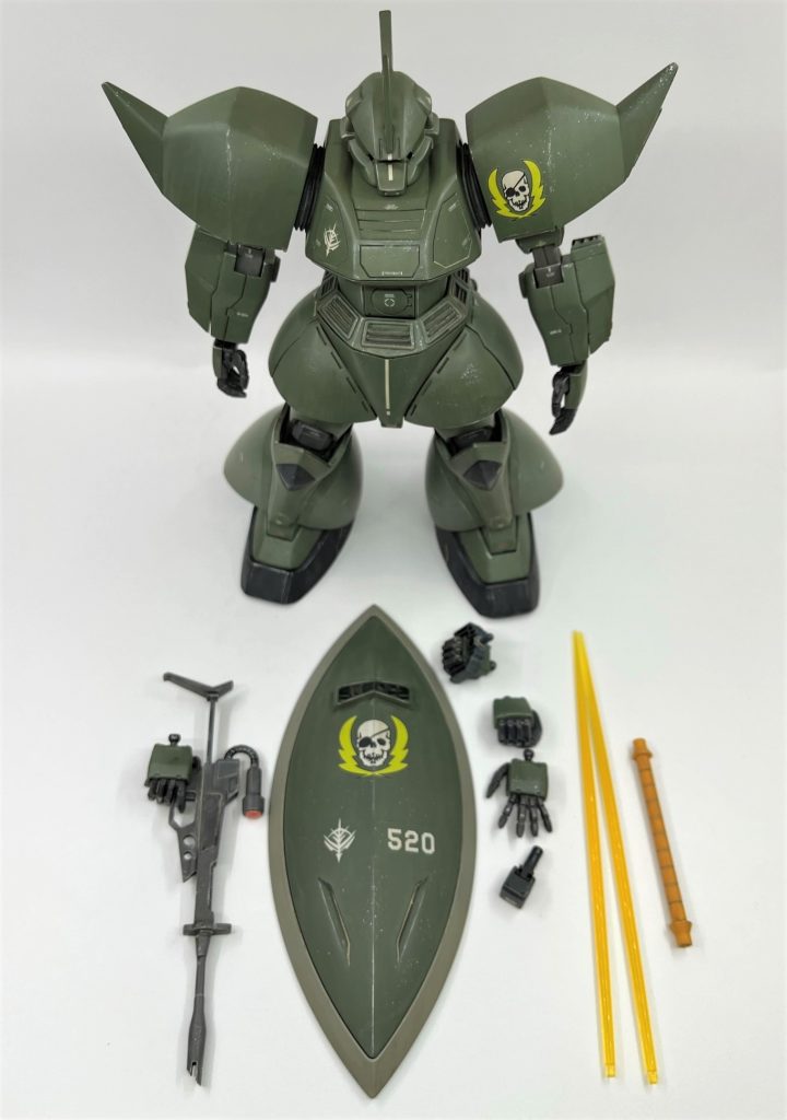 陸戦型ゲルググなので、スミ入れをした後全体に陸戦汚れを施し、金属色でドライブラシとチッピングを施してアクセントをつけて完成です。改造らしい改造は両腕武装だけで、あとは単なる色変え＋αくらいの難易度なので、サクッと気楽に作れました。必須のパーソナルマークも、品質の良いバンダイ正規品の水転写デカールが流通しているので入手ハードルは低いです。同じくゲーム出身のブルーディスティニー＆イフリート改に比べると、ホワイトディンゴ隊もヴィッシュも地味ですが、ガンダムの硬派な世界観が好みな向きにとっては有難い存在ですよね。最後までご覧いただきありがとうございました。