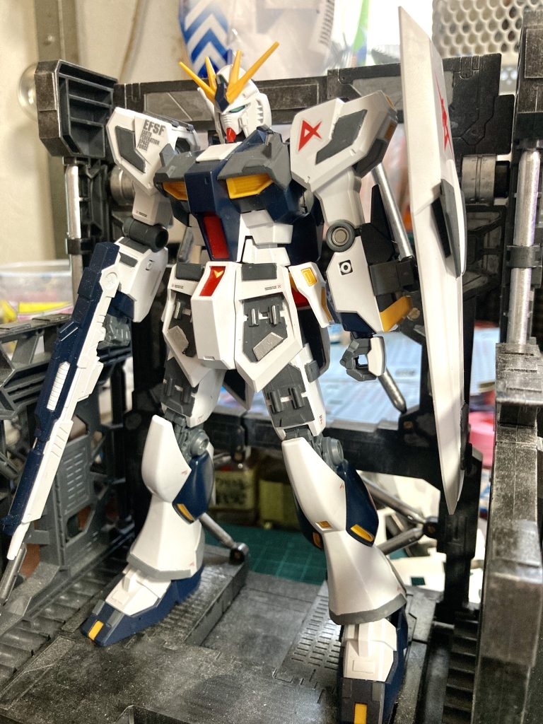 プラ板を貼ってから塗装した状態です。