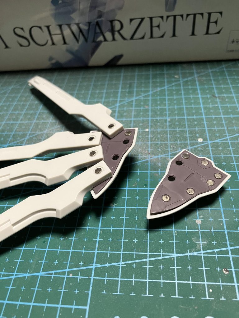 ガーディアン部分は初めてマグネット使って見ました。思ったよりは止まるけど、完璧には保持出来ないという微妙な出来になりました。もっと考えないとダメですね