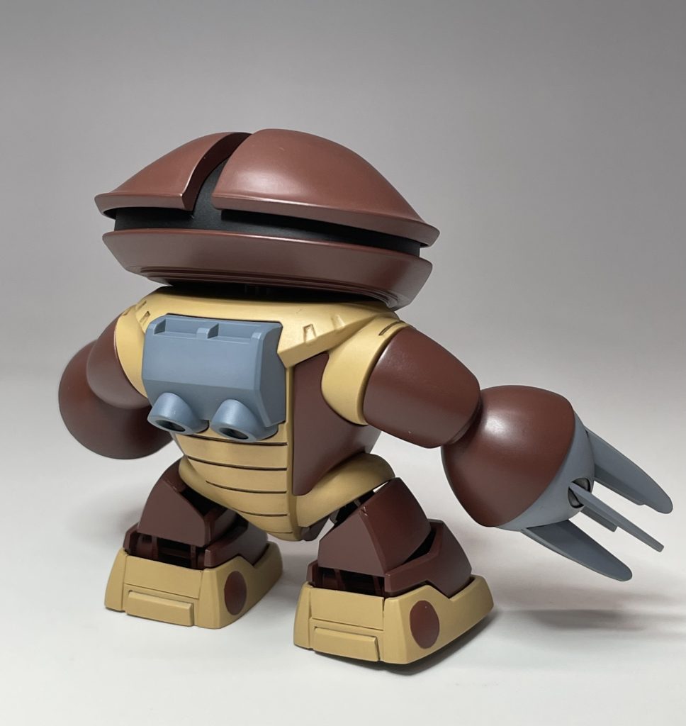 頭はどら焼きそのものです。脚の裏側は肉抜き穴だったので、プラ板で埋めました。