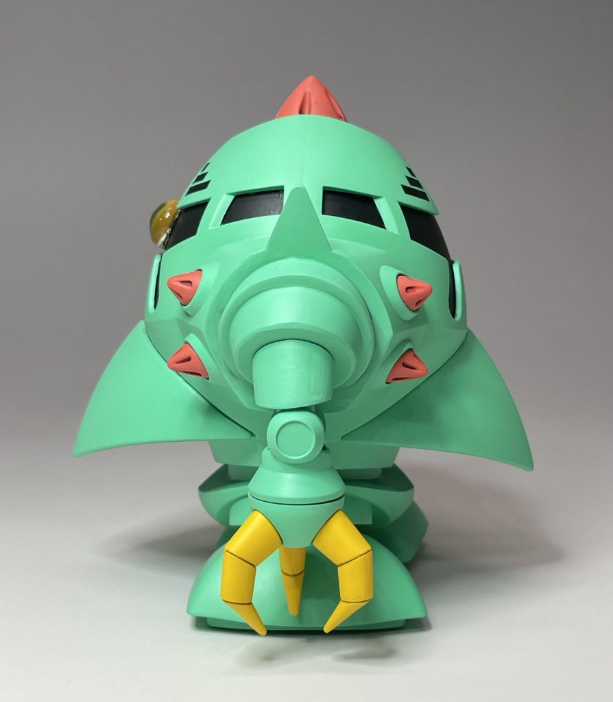 横から見て、完全に線対称ですね。モノアイは、クリアレジンで製作しました。