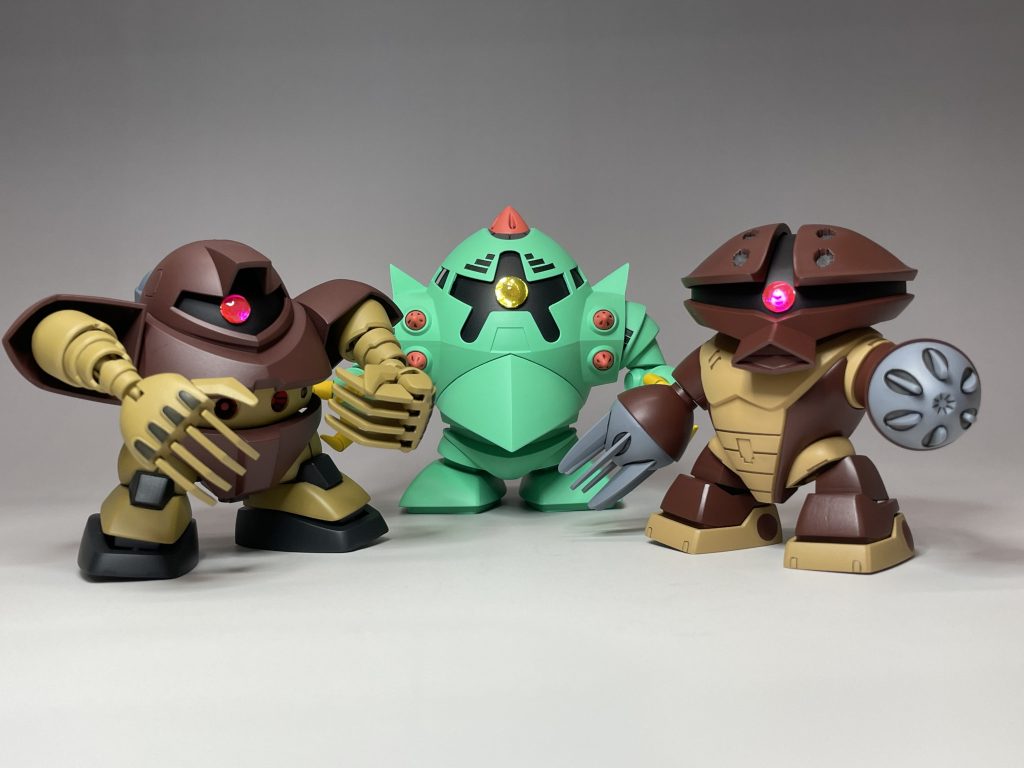 最後にみんな揃って記念写真!ゾックも頑張ってポーズとってますが、横の2人に邪魔されて、やや控えめになってます。SDは作りがシンプルで情報量が少ない分、合わせ目処理や塗装のいい練習になりました。隠蔽力が高いカラーだったので、サフレス塗装はアリかも、です。