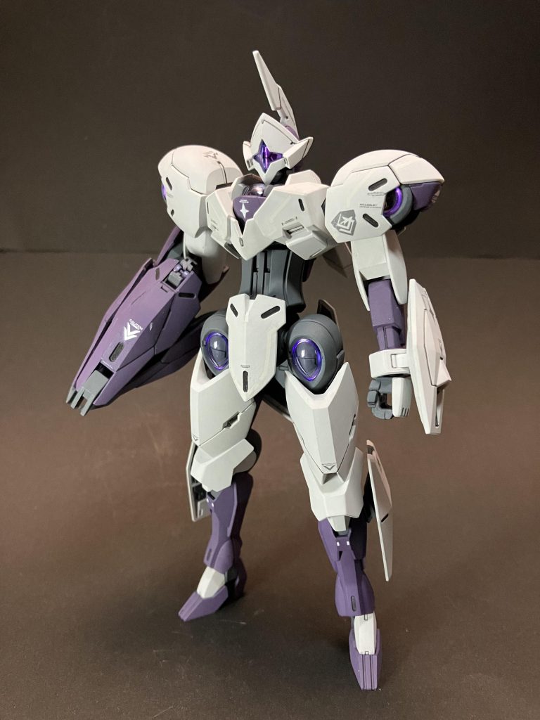 今回は調色もせずにザザッと塗っちゃいましたがそんなに違和感もなく仕上がったと思われます。公式デカールって白ラインとかあるんですね、貼るまで気づかなくてベースのホワイトに結構隠れちゃいました。