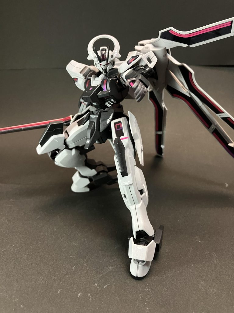 ライトグレー部分は、パイロットがまだ決まってないであろう時期という妄想で、サフ吹きっぱなしのカラー無し設定。フレームなども赤鉄色塗りっぱなし。ボディなどはミッドナイトブルーで調色は無しでございます。