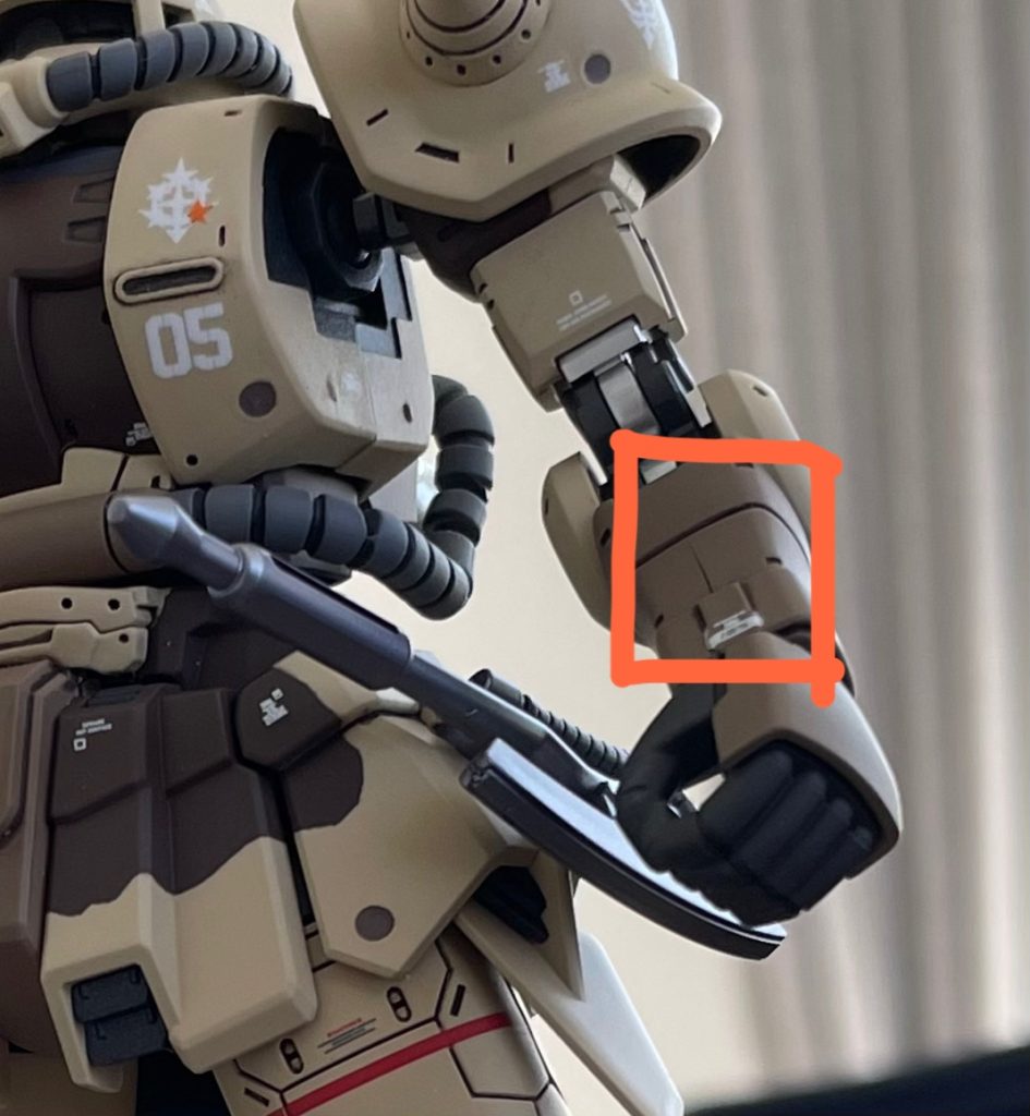 またもや悲劇!星のオレンジを直し、やっと組み立て上がったと思ったら、拳をねじ込んだ作用で、合わせ目がパキッと…。過去作ではこんなことはなかったけど、今回は少しキツくて、一度手元が狂った反動で割れました。最後までなかなか完成させてもらえませんでした。