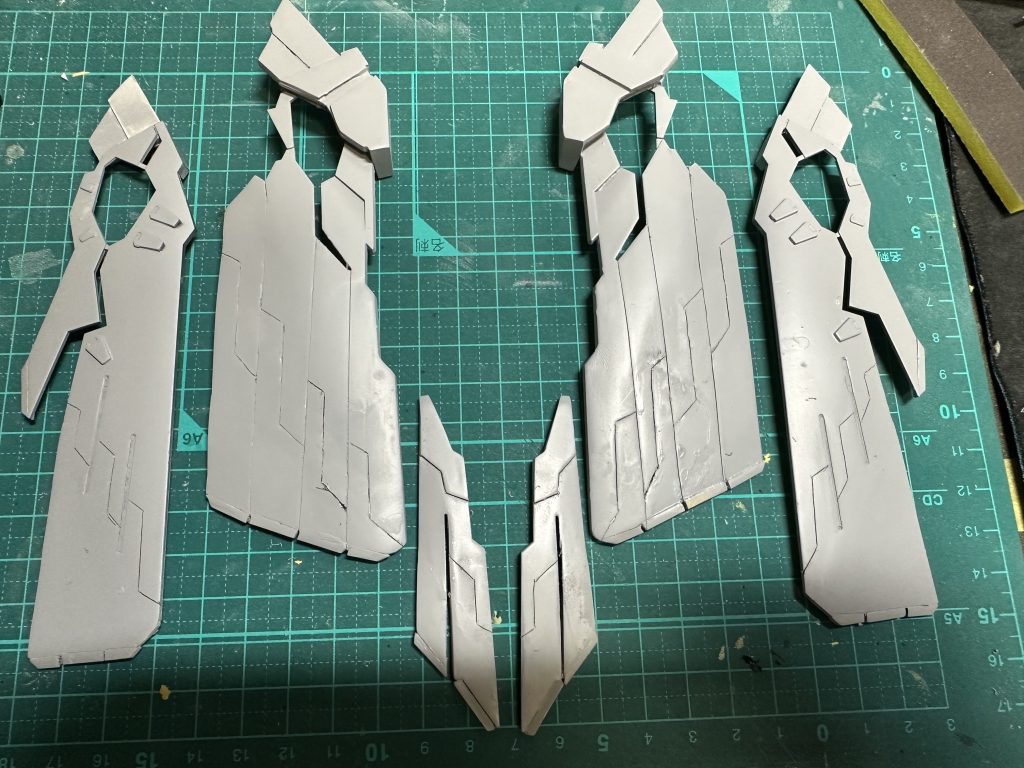 X-1フルクロスのマントをプラ板等でX-Oに近づくよう加工しました