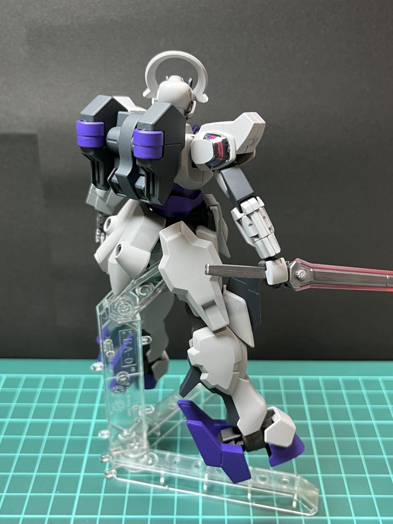 後ろのカラーも控えめに