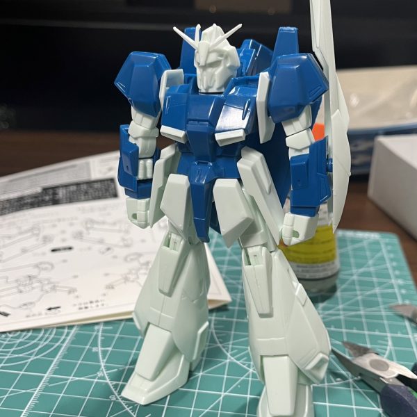 1/144zガンダムをすこーしだけ改修します。素体の時点でアニメ設定さながらのスタイルで最高のキットですね家にエコプラ1/144ガンダムが余っていたので、足首はそれに置き換えました！（2枚目）