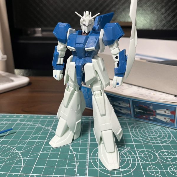 前回に引き続き旧キットzガンダム。首は足首同様にエコプラガンダムに置換。足も開かせて自然の立ち姿ができるように。そして、胸ダクトは個人的な好み全開で細めに。細めでキリッとした胸ダクトが好みです。（1枚目）