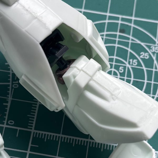 1/144zガンダムをすこーしだけ改修します。素体の時点でアニメ設定さながらのスタイルで最高のキットですね家にエコプラ1/144ガンダムが余っていたので、足首はそれに置き換えました！（3枚目）