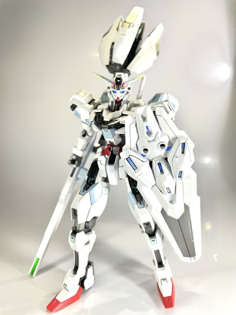 ◆素立ち部分塗装のくすみブルーはキャリバーン本体のみにしてエアリアルから引き継いだエスカッシャンは純白のままにしました。