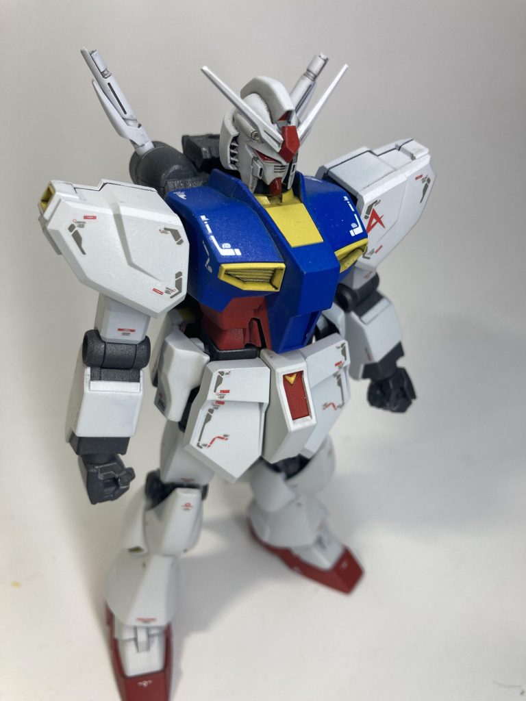 元々スタイルの良いキットなのでディテールのシンプル化を中心に進めました。アンテナは2本に変更。肩・胸部・爪先はモールドを消してシンプルに。前腕をニコイチで両方右パーツに変えています。