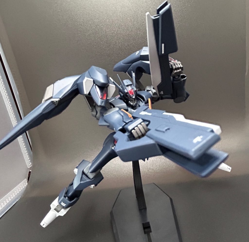 追加武装のビームカリヴァはプラ板でスクラッチしました。パーツのスライドと連結にはネオジム磁石を使っています。左のビームカリヴァは設定通りの形状だとめちゃくちゃ持たせ辛かったので、若干形状変更しています。