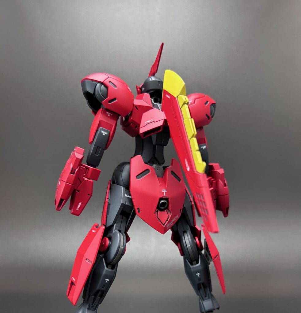 背中の大型フィンは、コダールはラムダドライバの排熱用でしたが、こちらは推力強化用のスラスター兼ビーム偏向フィールド発生器という設定です。アンチドートと迷いましたが、ガンダムに迫る推力とノーモーションで使えるシールドを採用しました。