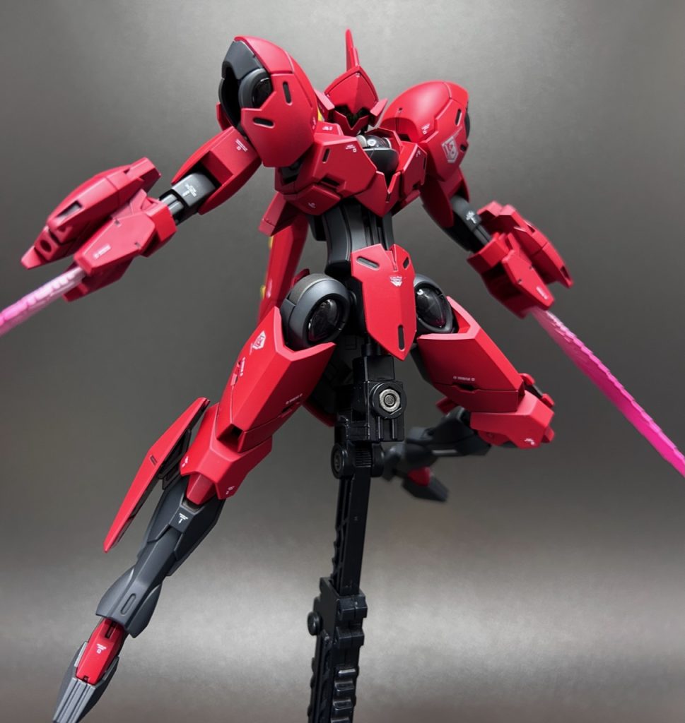 武装はベギルベウのベイオネットの発展型で、実体剣ではなく大出力ビームサーベルになっています。ビームガンは出力が向上しただけで特に変更なし。