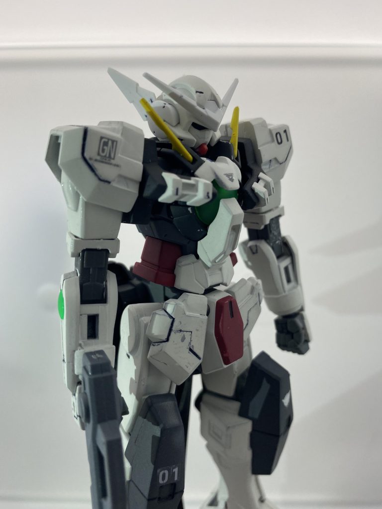 頭部はエクシアの頭と改修キットのグラビカルアンテナを使って両方の面影を残しました。上半身はアメイジングエクシア下半身はデュナメスを組み合わせただけですがアメイジングエクシアの背部のおかげで2穴に対応拡張のしやすくなってます。