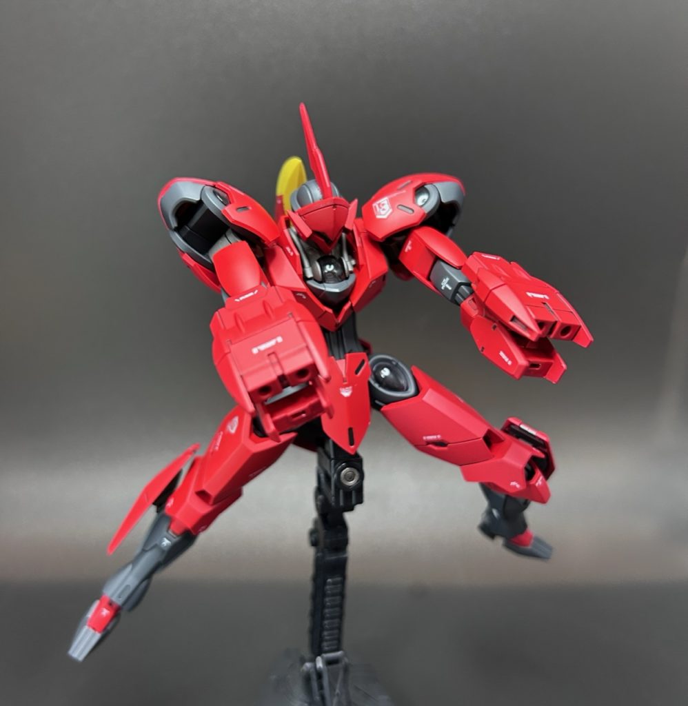 元のミカエリスのカラーも落ち着いていてカッコいいですが、赤も結構似合っているかなと。