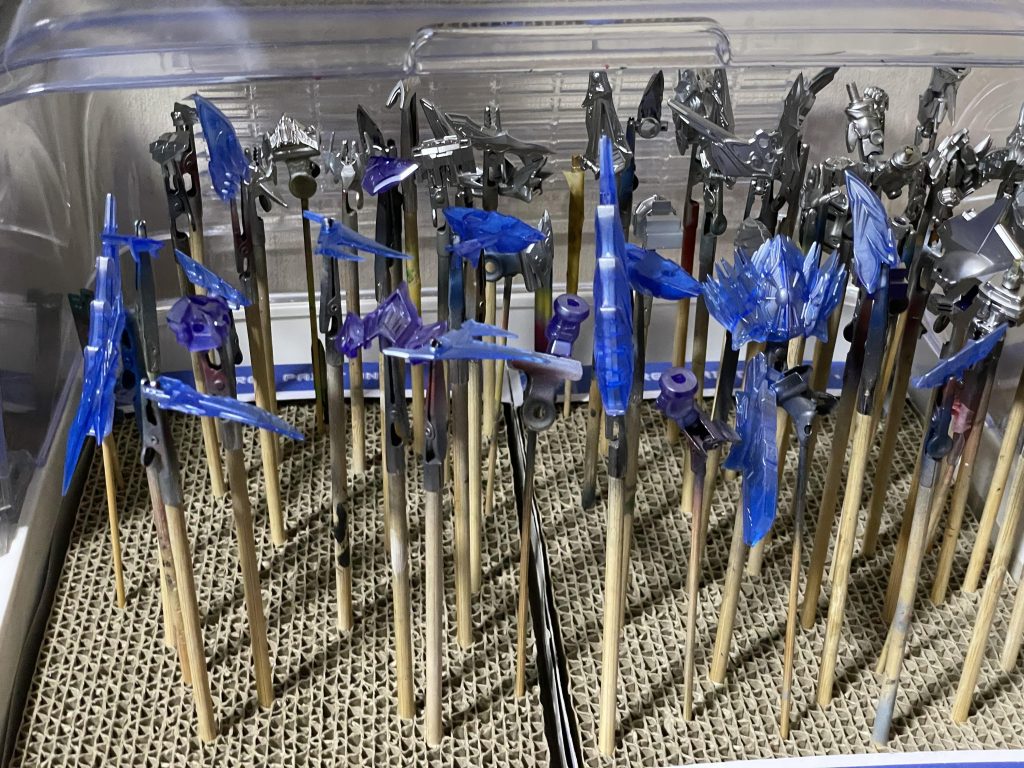 塗装メモクリアパーツ以外は下地をラッカー系のMr. Color のスーパージュラルミンで塗って、その上にクリアカラーで塗装してます。塗り分けは拭き取りまたは水性ホビーで筆塗り。クリアパーツはビスマスパールを薄く拭いた上にクリアカラーで塗装してます。エングレービングは水性ホビーで筆塗り。混色クリアパープル: H光沢クリア+Hクリアレッド+H色の源シアン、マゼンタ(適当に)青: H クリアブルー紫: 混色クリアパープル(H光沢クリア+Hクリアレッド+H色の源シアン、マゼンタ(適当に))明るい紫: LINKL PLANETカラー ステラパープル銀: スーパージュラルミン、またはHシャインシルバートップコート1: H光沢クリア+ 雲母堂本舗VGエメラルド + VGアクア(クリアブルーのパーツ)トップコート2: H光沢クリア+雲母堂本舗VGコバルト(クリアブルーのパーツ以外)※ Hは水性ホビーカラー拭き取りはやはり性に合っていないようで、途中から筆塗りでの塗り分けに移行しました。面倒な前後腰アーマーの塗り分けは大体筆塗りです。クリアパープルは多めに混色したつもりでしたが、足りなくなって作り直したため、紫の色味のバリエーションが意図せず増えちゃいました…。