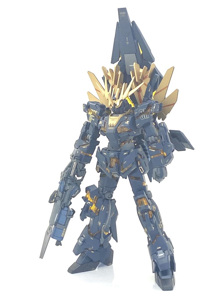 HGUC ユニコーンガンダム2号機 バンシィ・ノルン（デストロイモード）を成形色仕上げ＋αで作ってみました。ユニコーンガンダム2号機 バンシィ・ノルン・・・それは運命の女神の名を持つが大変作るのに手間が掛かるMS(笑)。カトキマニアの自分はユニコーンガンダムが嫌いな訳なく、1号機はガンスタ様にかなり早い段階で投稿しました。その時に光沢なサイコフレームが剥き出しですから最後のクリアー吹きまでずっとバラシて作業を進めましたから・・・パーツ量がかなり多いからデカール貼るのもクリアー吹くの大変苦労したのです。しかもノルンにはアームド・アーマーXCというかなり大きい盾があるので「成型色仕上げでも完成までに一月かかるな」と思ってました。気が変わったのはオラザクに投稿する為に作ったクシャトリヤ・リペアードで(審査が終わった位に投稿します)そのデザインが大変カッコ良く「ライバル機が欲しい！」と思ってしまったからなのです(笑)。ツイッター上で秋のプラモ展示会というイベントがあり、それ用の新作としてこの難敵を作る事にします。