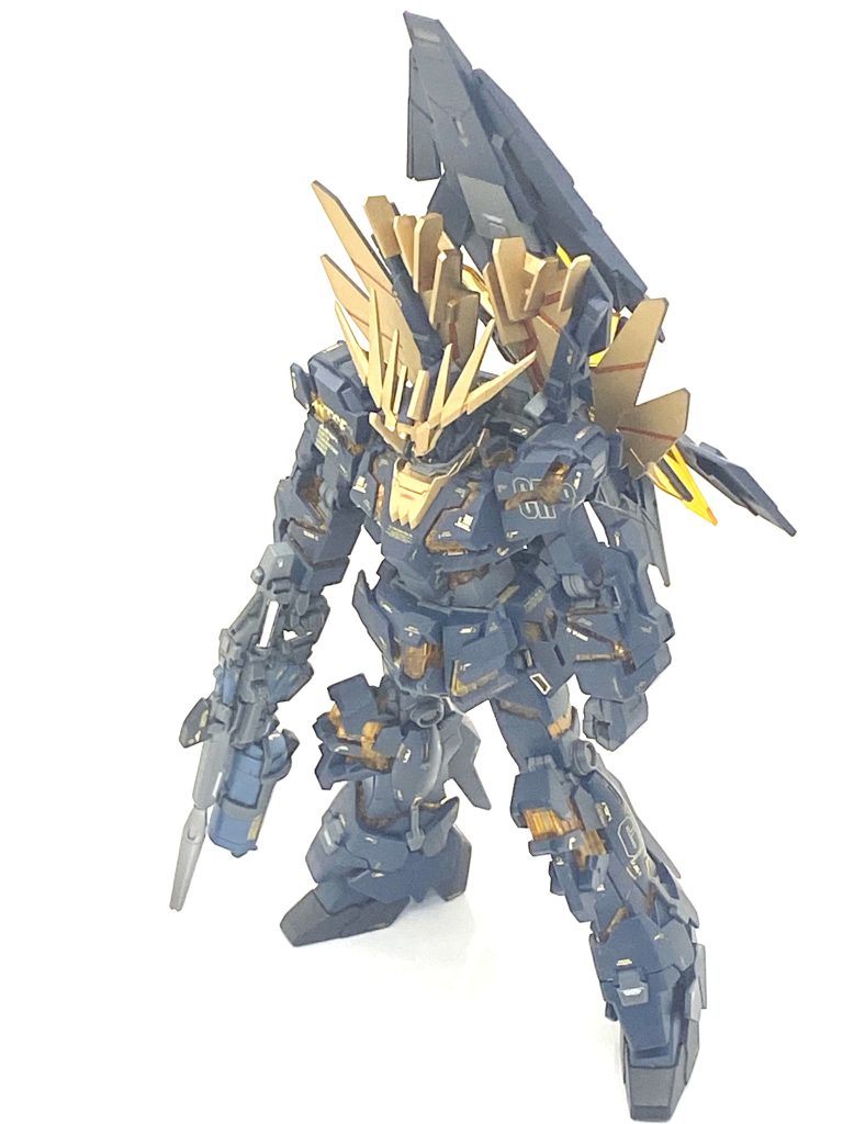 サイコフレームとフレームメタリック塗装部以外の部分は最後に(クレオス)Mr.カラーGXスーパースムースクリアーを吹き付けております。