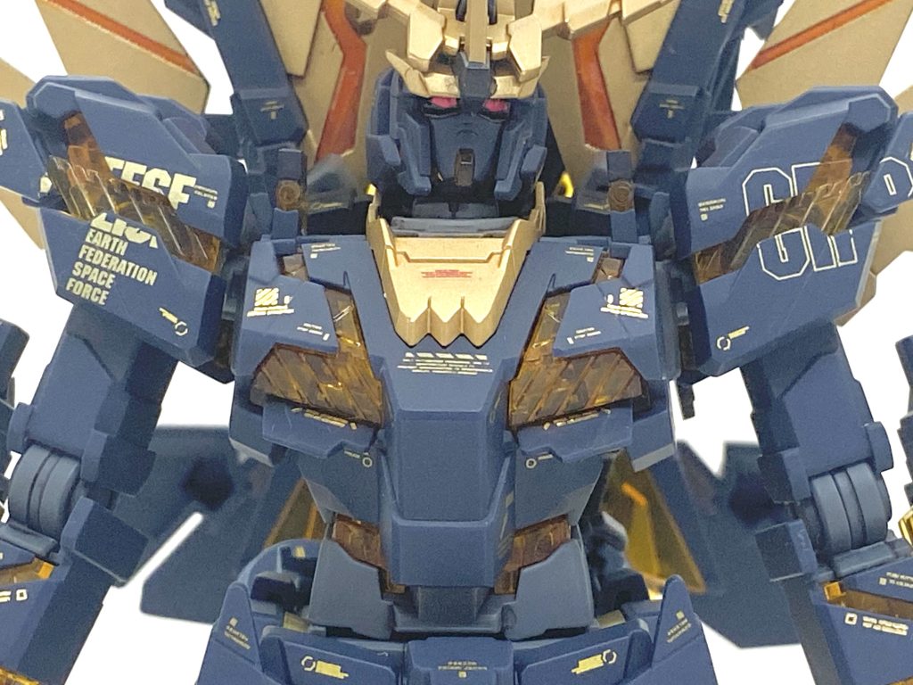 デカールはバンダイで1/144バンシィ用の専用デカールはないのでHJモデラーズデカール マーキング01やコーションBのミラーゴールドやガイアカラーのRBコーションデカールのホイルゴールド、鋼魂のゴールドデカールを使っています。ただEFSFやゼネラル・レビル、バンシィのマーキングなんかはガンダムデカールDX06 機動戦士ガンダムUC MS用のを使用しました。