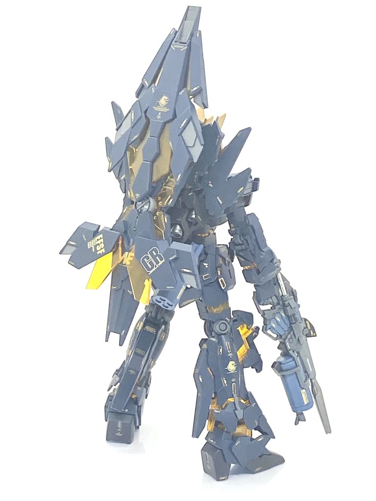 全部塗装終わりますと先に塗らないサイコフレームの処理をしました・・・綺麗なクリアーオレンジなのでゲート跡が目立つ所だけ2000番までペーパーを掛けて、その後にコンパウントで磨きヤスリ傷を完全に消しました。デカールは前述の様に1/144でバンシィ用のデカールは無いのですが・・・以前からいつかバンシィを作る為に金のコーションデカールを少しづつ買っていて、HJモデラーズデカールのデザインはかなり良いから、HGやMGの説明書をにらめっこしながらバラバラにしたパーツにデカールを貼っていきます。自分は統一感は最重要なのでなるべく似た様なデザインのを貼っていくのですが・・・1号機同様に細かいから貼るのはかなり大変で時間が大変かかります。市販の金のデカールは大変派手でテンション上がるのですが、バンシィ特有のロゴやゼネラル・レベル等のロゴだけはバンダイのデカールがあるのでサイズ違いでもそれを使いました。