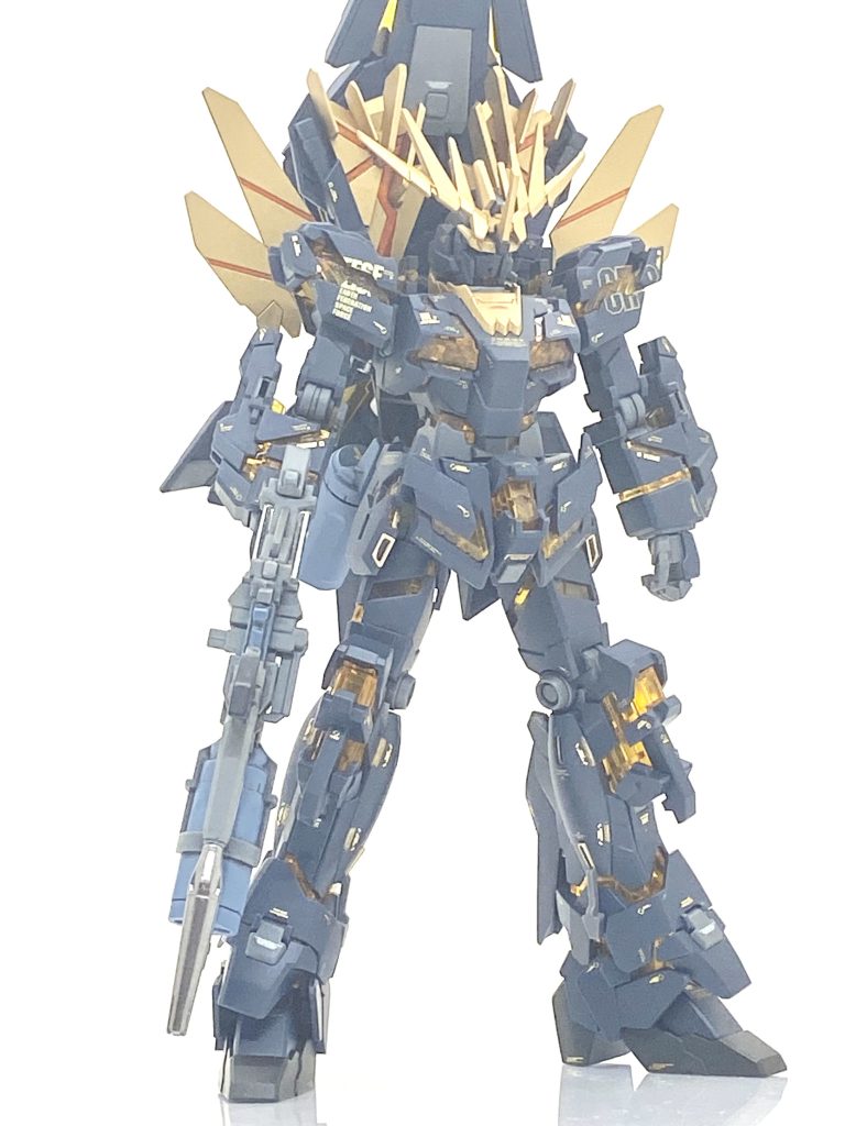 デカール貼る最後に問題が・・・肩が分割されており、大きいロゴは切らないと合わないのです(汗)。肩にEFSFとゼネラル・レビルのは絶対に貼りたかったので・・・まずは小さ目に丸めた粘土に肩パーツを密着させる様にくっ付けて、そこにロゴのデカールを貼り、そこを切れるデザインナイフで慎重に切っていくと・・・一度目は見事に失敗しました(泣)。ですが、ある程度は上手く出来たからもう一枚同じデザインのデカールがあったのでそれを使ってもう一度やり、何とか形になりました。そして最後につや消しクリアーを吹くのですが・・・ほぼバラしてから吹くのでパーツ数がかなり多く手間が掛かる上に吹いてる途中から夕立になってしまった為に見事に白く被ってしまいました(汗)。その日の夜は途中で止めて、次の日の朝にまずは白化した箇所に光沢クリアーを吹き付けて白化を消し、その後に再度艶消しクリアーを吹きますと・・・綺麗に仕上がり安心したのですが組むのに3時間以上も掛かったので完成はイベント当日の夜遅くになってしまいました(笑)。