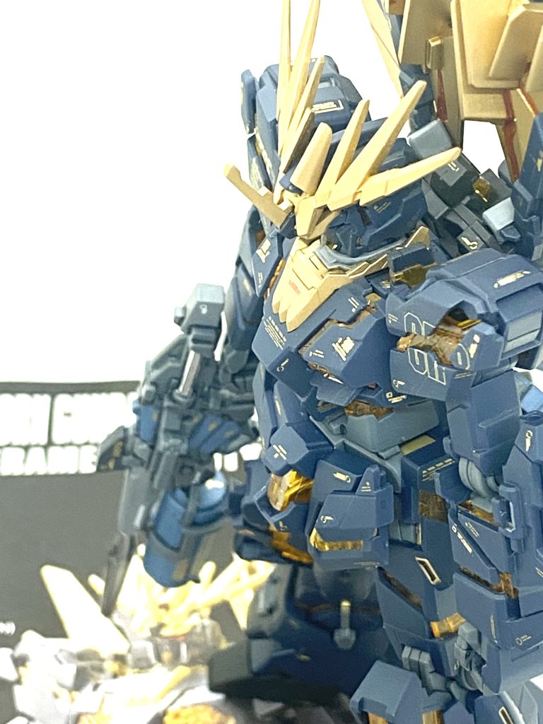 最後は説明書と。ユニコーンガンダムのHGUCのキットが出た当時はどの模型誌もガンダムユニコーン一色でこのキットをそれなりに仕上げたいというのは夢でもありましたが・・・やはり綺麗に仕上がれるのに大変苦労しました。今回はバンダイのではなく市販の金デカールなので色合いやデザインに大変不安感じていましたがつや消し吹きますとそれは杞憂に終わり、かなりカトキ風になり自分の自信作の一つになりました。大きい機体のクシャトリヤ・リペアードやクスィーガンダム、バウンド・ドックも作るのが大変でしたがバンシィ・ノルンも同じ位に大変でしたが経験があったから生みの苦しみ程度で済んで上手く完成出来たと思います。1、2号機が出来ますとやはり兄弟機でありますノーマルバンシィやフェネクス、FAユニコーンやユニコーンモードも欲しくなるので来年もユニコーン系も作っていきたいです。ご覧して頂きありがとうございました。