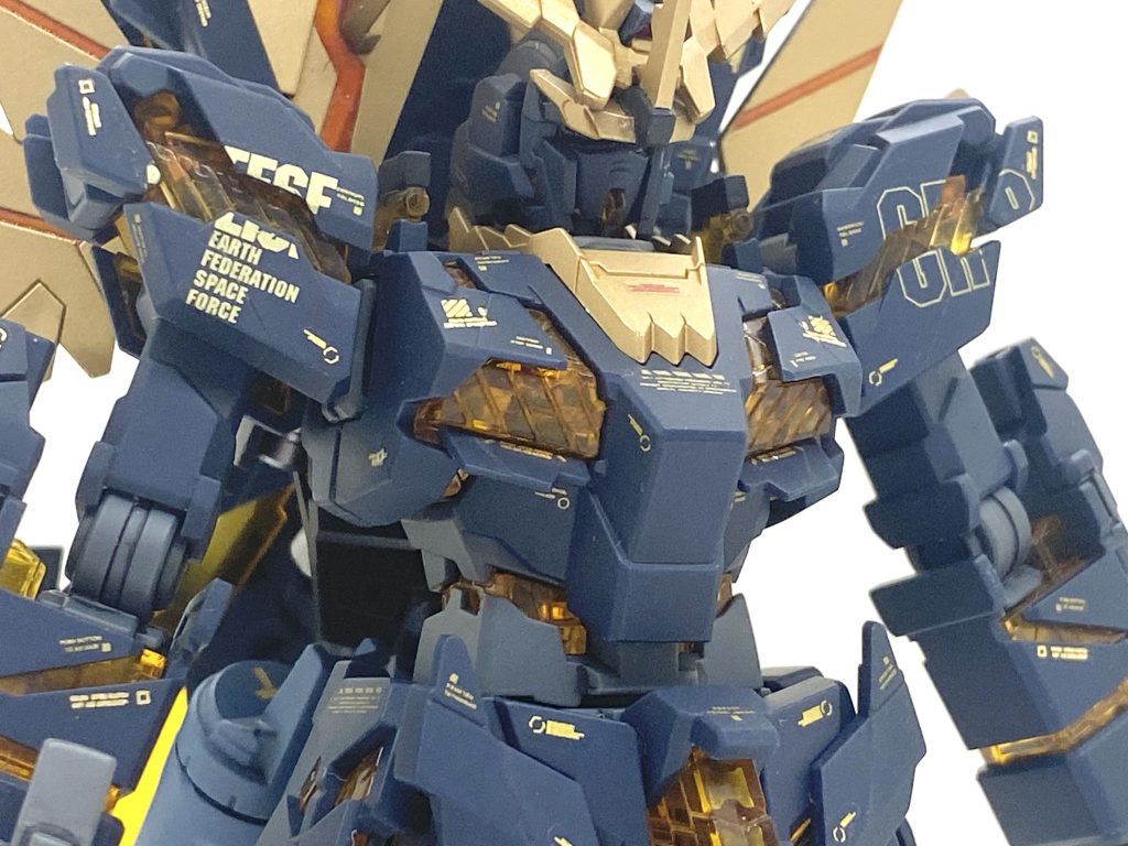 肩の分割のおかげでデカール貼るのが大変苦労しましたが・・・辛うじて形になりました。