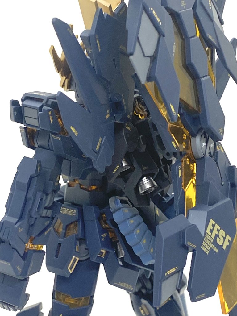 後ろ姿は大変ゴテゴテしていて、凄く気に入っています。バーニアのメタリックが良いアクセントになります。