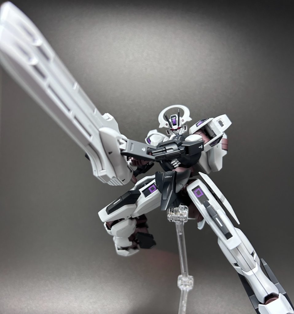 ガーディアンには3mm×3mmのネオジム磁石を計18個使用しているので、結構重くなっていますが、関節がしっかりしているのでバッチリ保持できます。