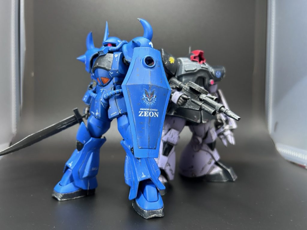 フェンリル隊ドムとツーショット。次はザクも作って小説版ジオニックフロントの表紙風に撮ってみたいです。