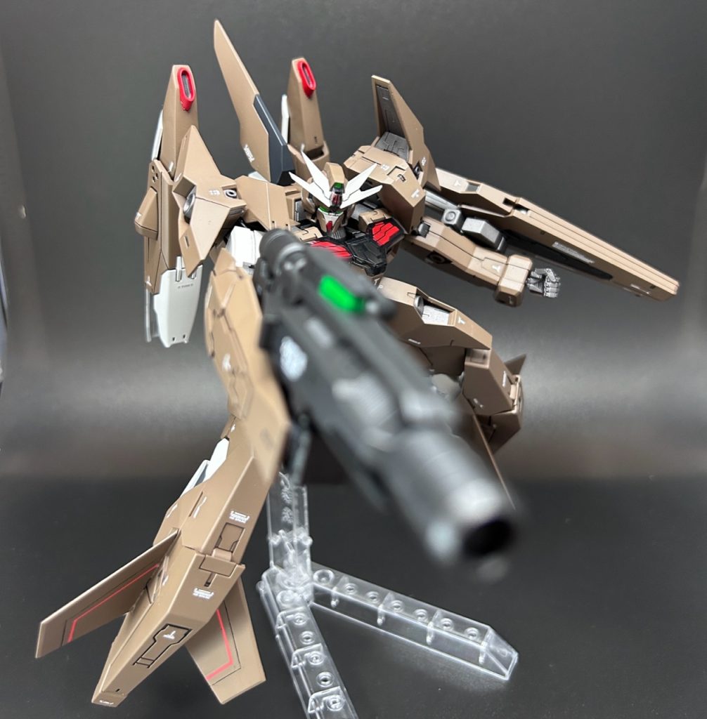 製作時に参考にしたのは、ガンダムダブルオーシリーズの重装仕様で、基本的に本体側のデザインには手を加えず、追加武装を排すれば元に戻せる仕様にしました。