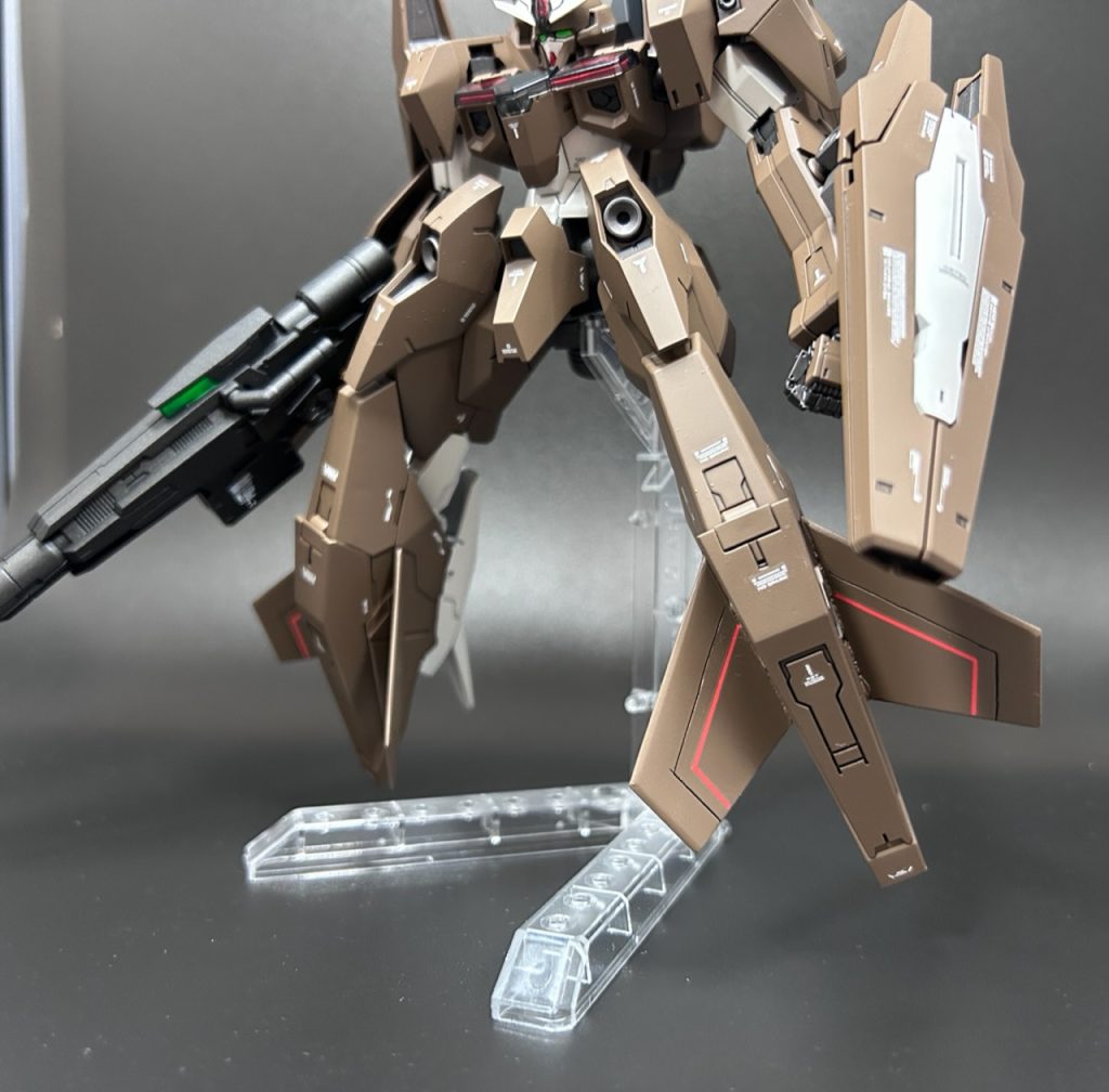 膝下のブースターユニットは、HGガンダムハルート最終決戦仕様の追加ブースターの流用で、ウイングパーツはプラ板から製作しました。