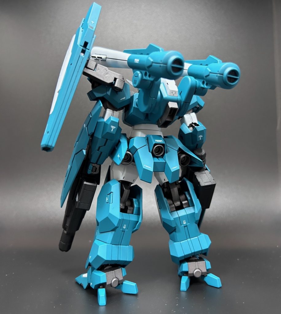 バックパックの増設に合わせて、フェーズドアレイキャノンも背中から左肩へ移動。