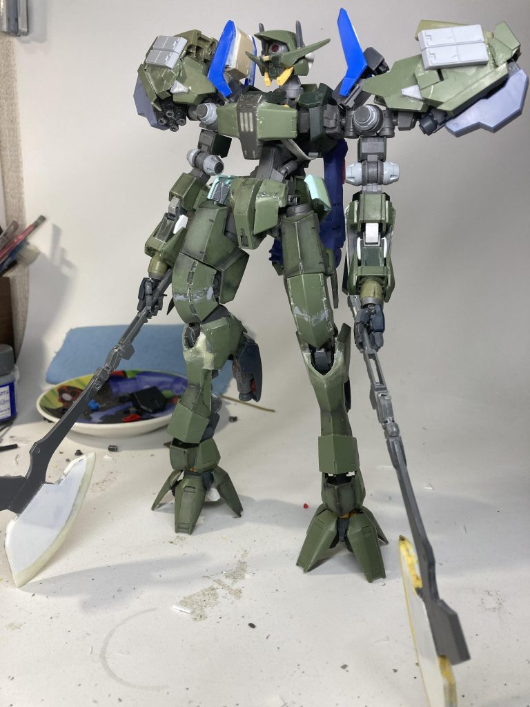 塗装前。緑のパーツがグレイズのもの。UV系の接着剤で繋いでUVパテで成形。大分時短になりました。