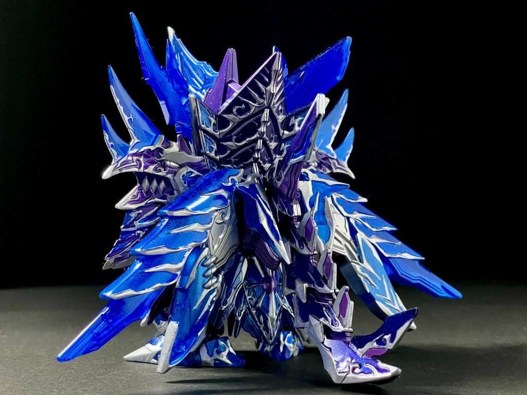 背面。クリアパーツのツノや足裏などの肉抜きはUVレジンで埋めてます。