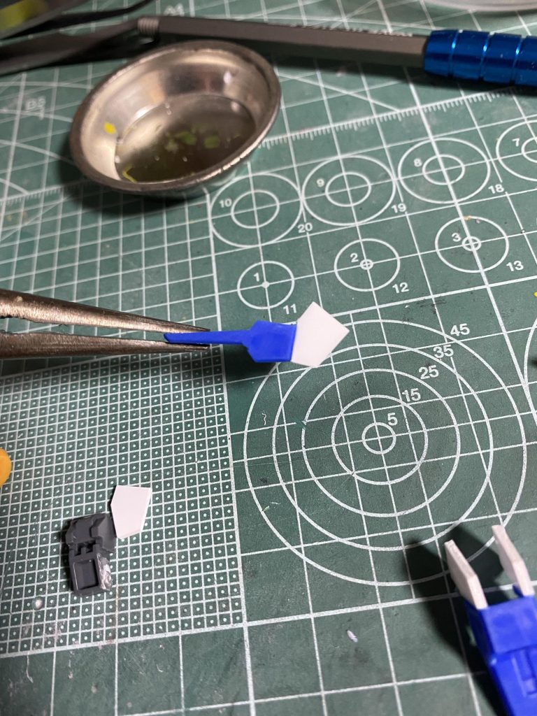 膝部分は上に尖らせたかったのでプラ板を加工して