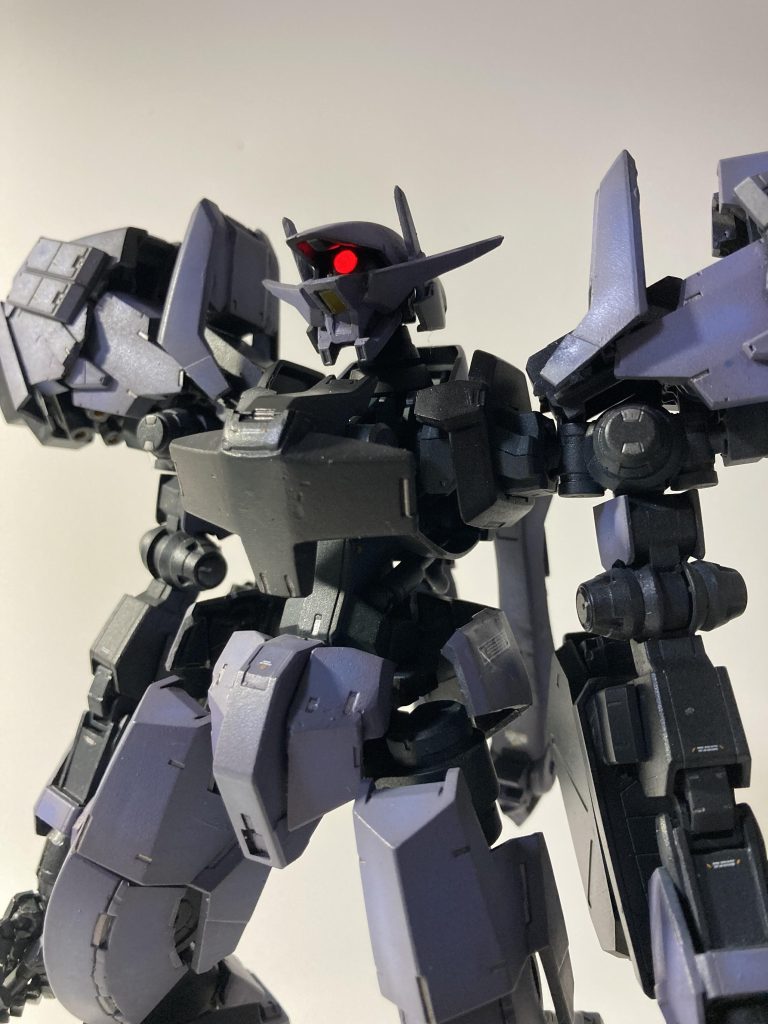 カメラ部には輪切りビームサーベルを仕様。当初は後頭部から光を拾うようにしていましたが、首の軸にミライトを差し込み発光させました。