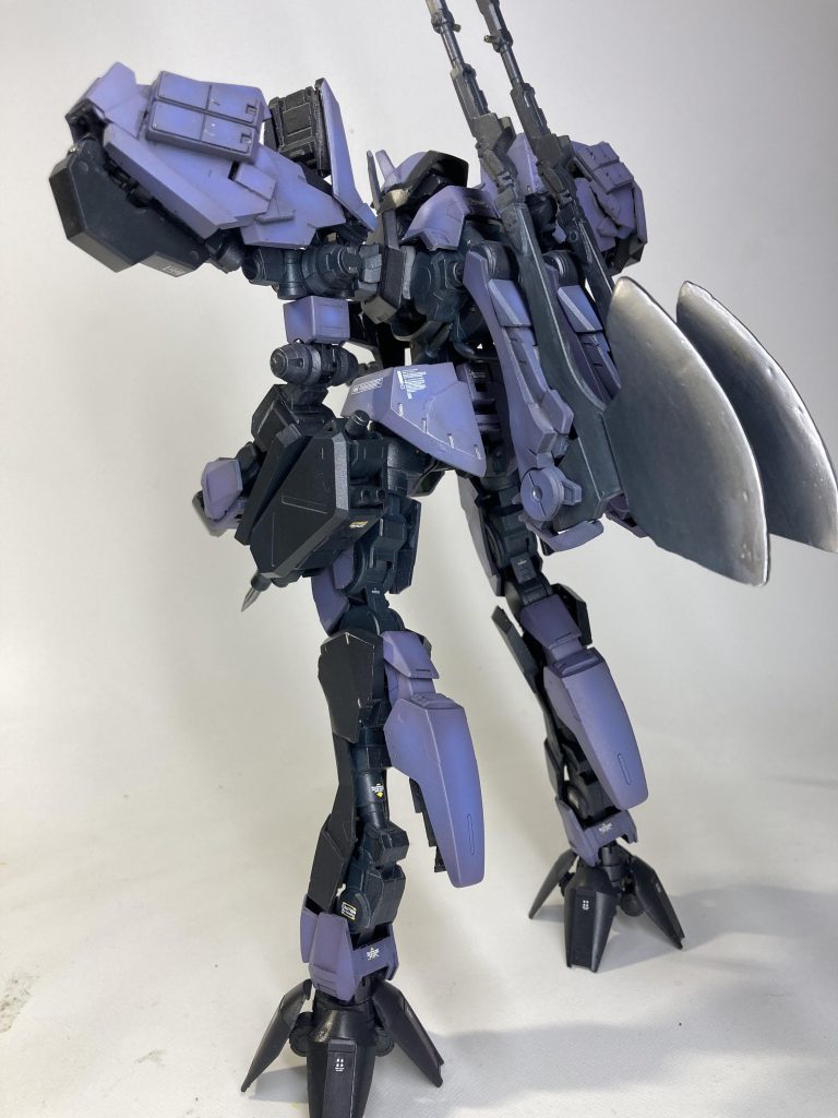 8割以上が1/100グレイズのパーツです。脚部外装など同じグレイズのパーツ同士なので大きな違和感はなく繋げれたと思います。        関節部には30MM、パイルバンカーなどには境界戦機からパーツを流用しています。