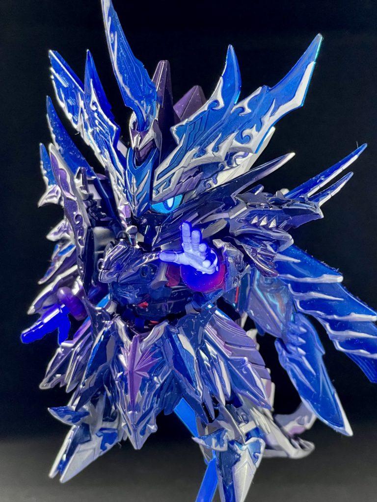 手はブラックライトで光ります。