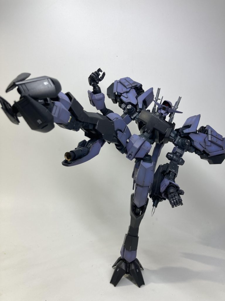 ドリルキックも干渉する腰パーツを外せば自立状態で可能。股関節には手を入れなかったので前蹴りになってますが。