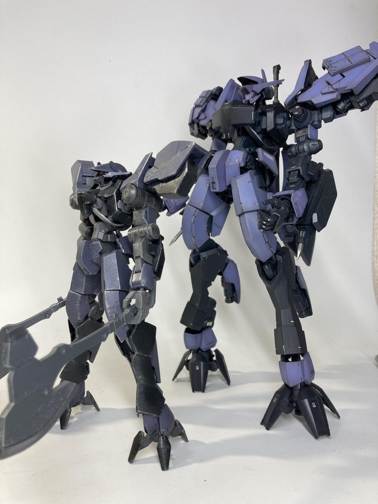 1/144と並べて。設定に近いサイズなのですがかなり大きく見えます。パープル部の塗装はグレー系のグラデーションの上にウェザリングカラーのバイオレットで色味を出しています。